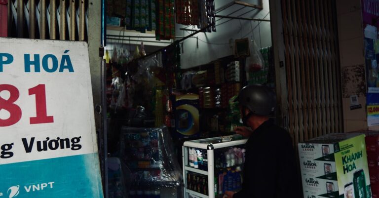 découvrez notre concept-store, un espace unique alliant mode, design et lifestyle. explorez une sélection soigneusement choisie de produits innovants et tendance, conçus pour inspirer votre quotidien. plongez dans une expérience shopping inédite où créativité et originalité se rencontrent.