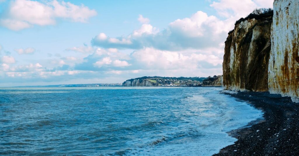 découvrez les meilleurs hôtels en bord de mer en normandie pour un séjour inoubliable avec vue sur l'océan, confort et charme authentique.