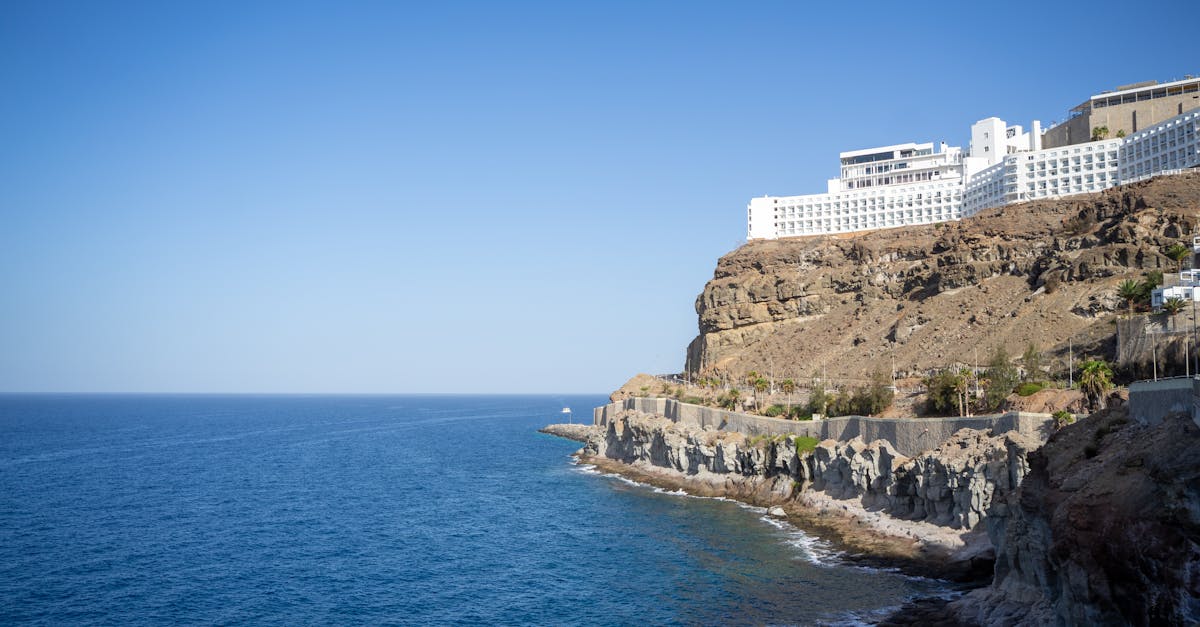 découvrez nos hôtels perchés en bord de falaise offrant des vues imprenables sur la mer, un cadre unique pour un séjour inoubliable alliant confort et nature.