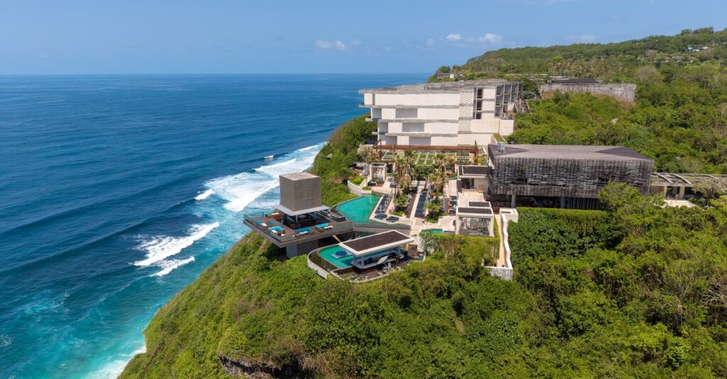 découvrez notre sélection d'hôtels en bord de falaise offrant des vues imprenables, un confort exceptionnel et une expérience unique pour un séjour inoubliable au plus près de la nature.