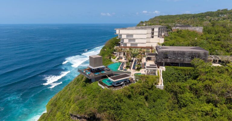 découvrez notre sélection d'hôtels en bord de falaise offrant des vues imprenables, un confort exceptionnel et une expérience unique pour un séjour inoubliable au plus près de la nature.