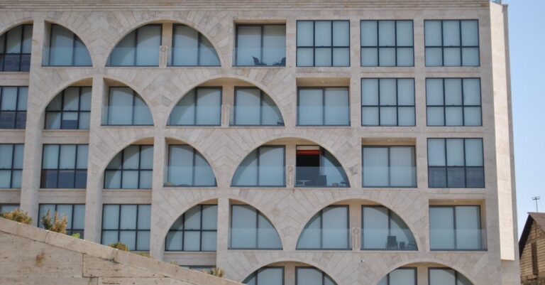 découvrez notre hôtel confortable offrant des chambres modernes, un service chaleureux et un emplacement idéal pour un séjour inoubliable.