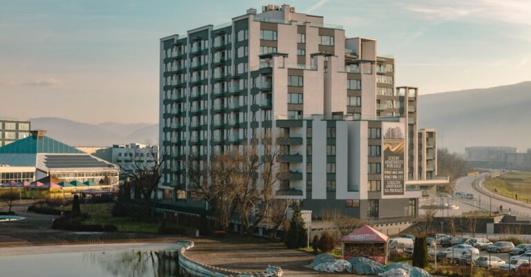 découvrez notre aparthotel offrant le confort d'un appartement avec les services d'un hôtel. idéal pour vos séjours professionnels ou touristiques, profitez d'espaces modernes, entièrement équipés et d'un emplacement privilégié.