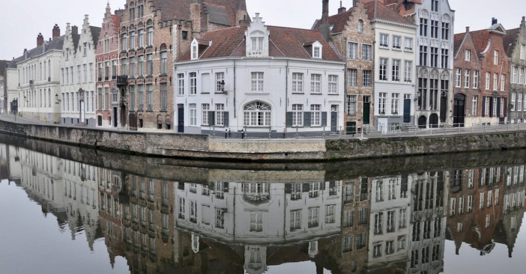 découvrez comment visiter bruges à petit budget avec nos conseils économiques pour hébergement, repas et activités incontournables.