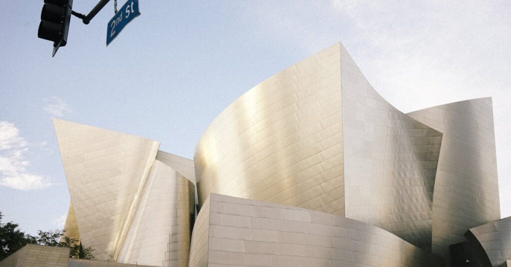 découvrez l'hôtel de ville de la rochelle, un emblème historique au cœur de la ville, alliant architecture traditionnelle et modernité.