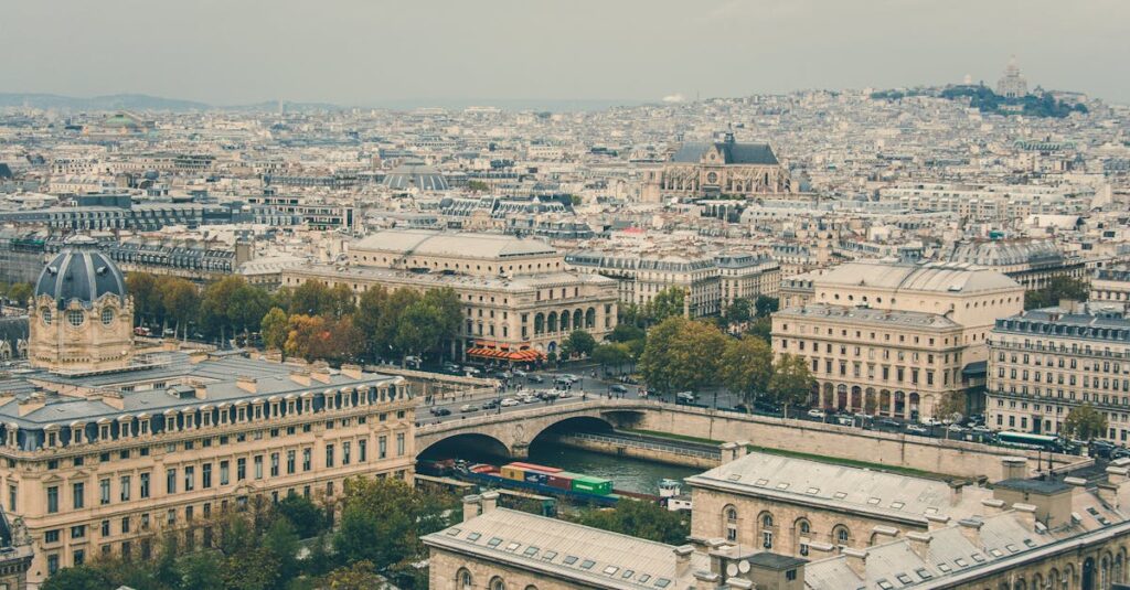 découvrez comment voyager à paris avec un budget limité grâce à nos conseils pratiques pour économiser sur l'hébergement, la nourriture et les attractions.