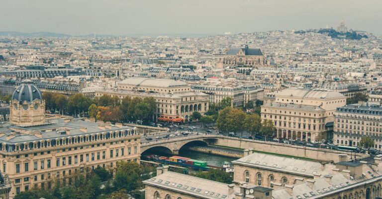 découvrez comment voyager à paris avec un budget limité grâce à nos conseils pratiques pour économiser sur l'hébergement, la nourriture et les attractions.