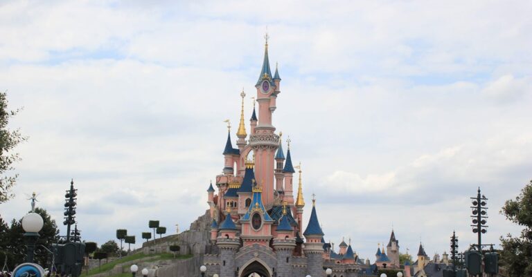 découvrez le confort et la magie du disneyland paris hotel, votre séjour idéal au cœur du parc d'attractions pour une expérience inoubliable en famille.