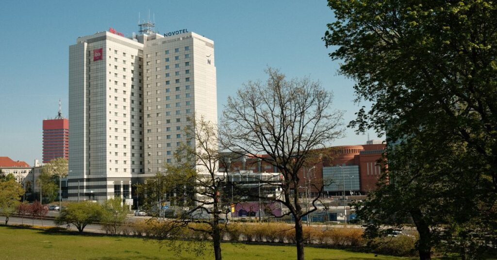 découvrez ibis hotels, une chaîne d'hôtels économique offrant confort, modernité et accueil chaleureux pour vos séjours d'affaires ou de loisirs.