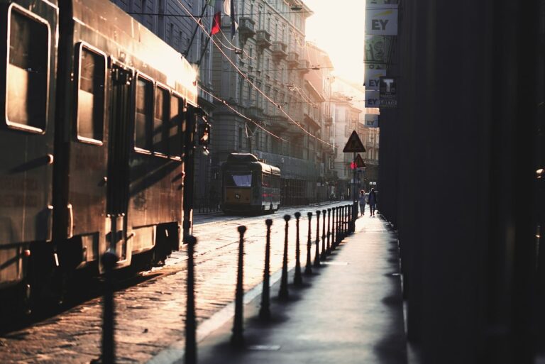 découvrez tout ce qu'il faut savoir sur les voyages en bus en thaïlande : itinéraires, conseils pratiques et astuces pour un déplacement confortable et économique à travers le pays.