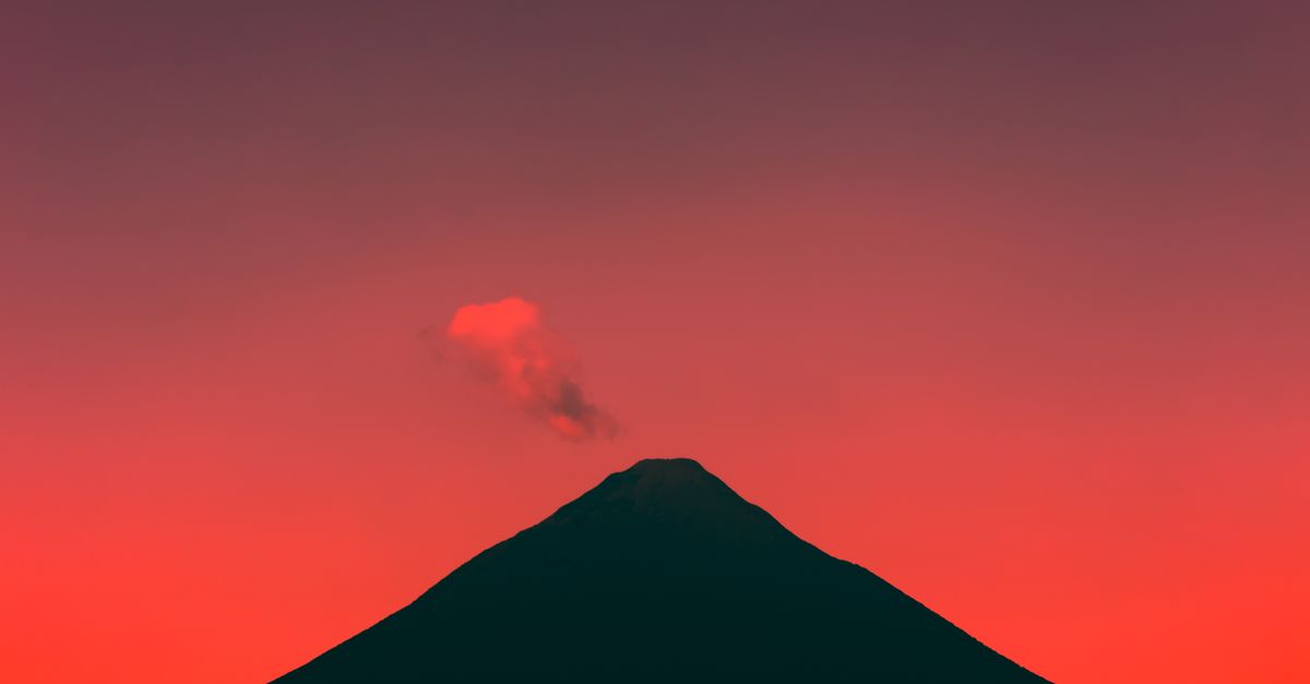 découvrez tout sur les volcans : formation, types, éruptions et impact sur l'environnement. explorez ces phénomènes naturels fascinants et puissants.