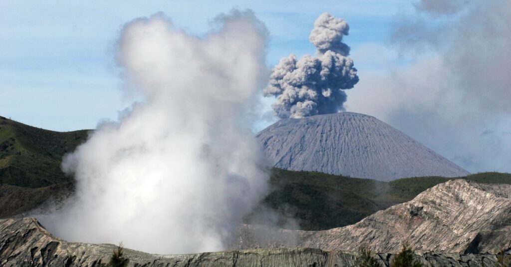 découvrez tout sur les volcans : formation, types, activités et impact sur l'environnement. explorez la puissance fascinante de ces phénomènes naturels.
