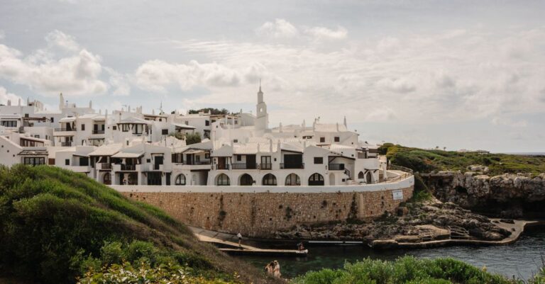 découvrez un hôtel de luxe à minorque et profitez d’un séjour raffiné entre plages idylliques, paysages méditerranéens et douceur de vivre.