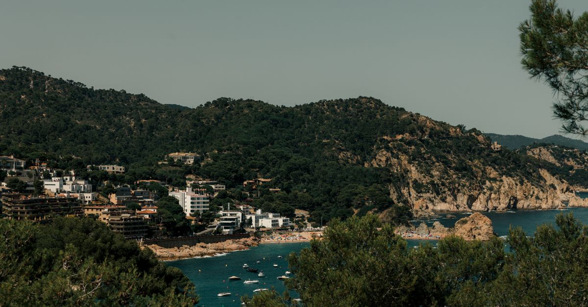 évadez-vous sur la costa brava : plages ensoleillées, criques préservées et villages de charme vous attendent pour une escapade inoubliable en bord de mer.