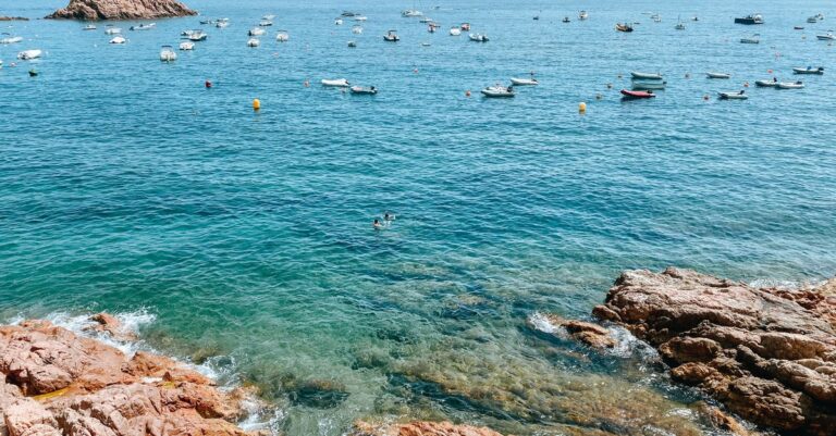 évadez-vous sur la costa brava et profitez de plages ensoleillées, de criques préservées et du charme méditerranéen pour un séjour inoubliable.